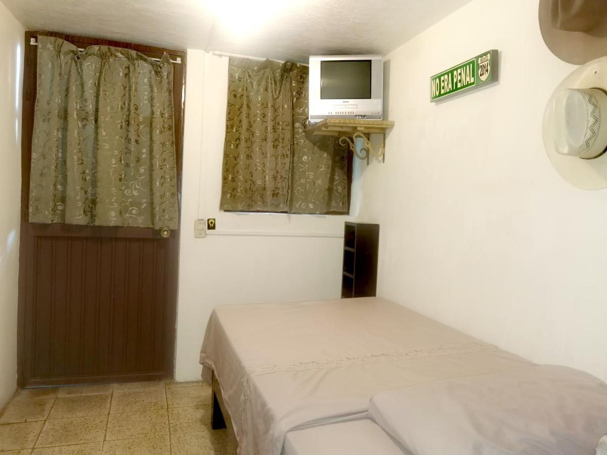 The Roof Backpackers Hotel Guadalajara Exterior foto
